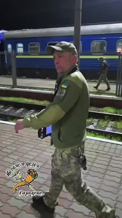 С поезда сняли мужика, отца трёх детей и отправили на "мясо"