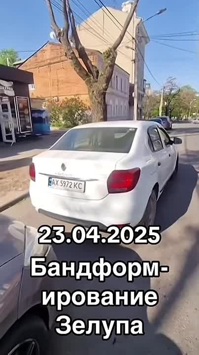 На Руставели 8 по беспределу, без всяких документов, ТЦКшаники сделали блокпост на котором тормозят харьковчан и спускают шины