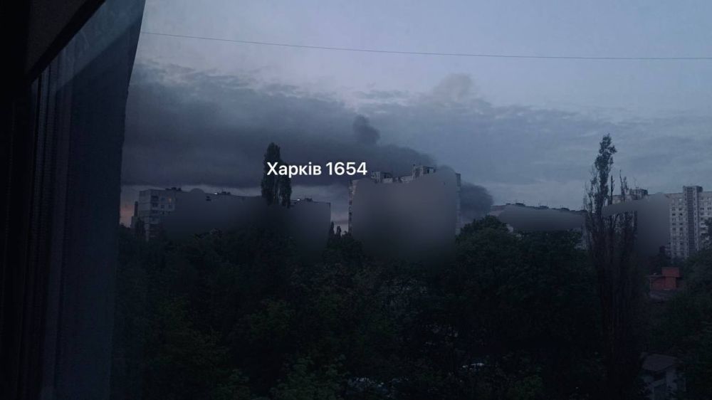 Новые фото из Харькова — густой дым поднимается над местом ночных ударов по военным объектам противника Новые фото из Харькова — густой дым поднимается над местом ночных ударов по военным объектам противника
