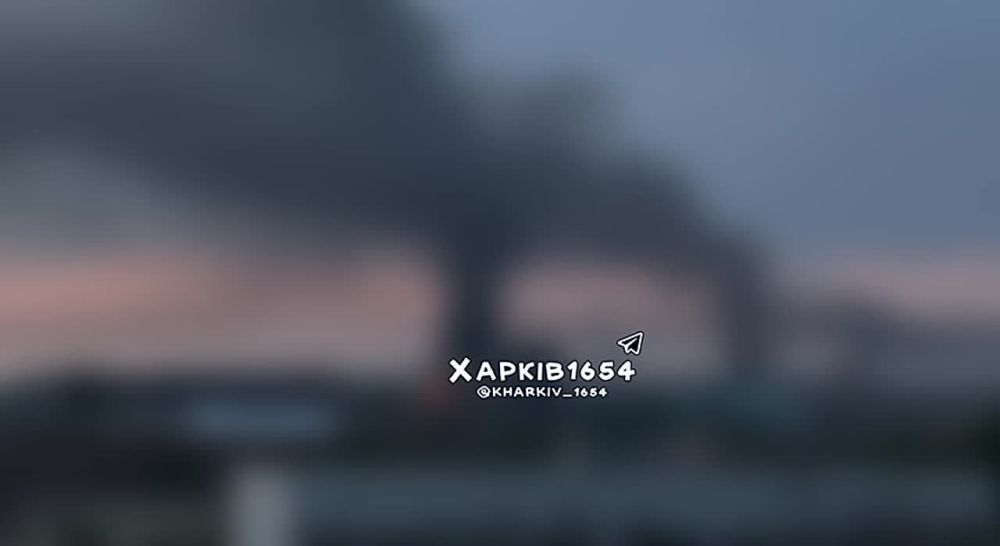 "Тут горит и там горит — такие у нас пироги сегодня", — задорно комментирует утренний пейзаж харьковчанка