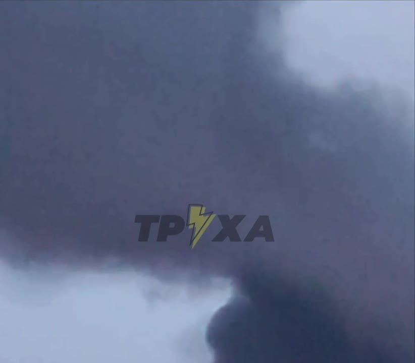 Новые фото из Харькова — густой дым поднимается над местом ночных ударов по военным объектам противника
