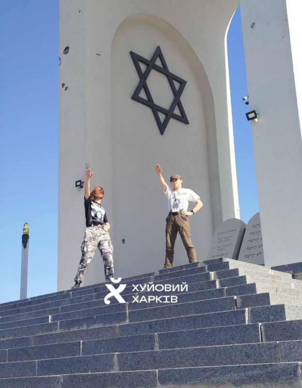 В Харькове два подростка показывали нацистский жест на мемориале жертвам Холокоста: правоохранители установили злоумышленников