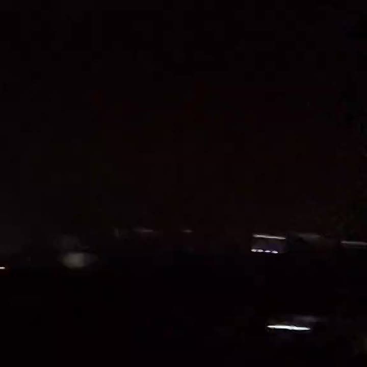 Кадры ночного ракетного удара по объектам Харьковского завода транспортного машиностроения им. Малышева, где производится ремонт бронетехники ВСУ