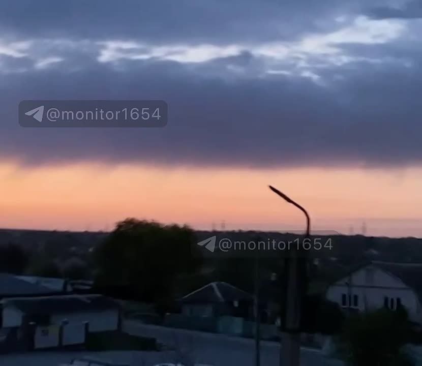 В объектив очевидца попала одна из крылатых ракет, наносивших удары по объектам ВСУ в Харькове