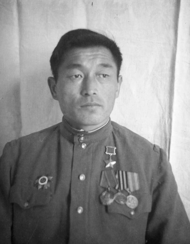 Чургуй-оол Намгаевич Хомушку (10.05. 1918 — 10.07.1978) — танкист, Герой Советского Союза