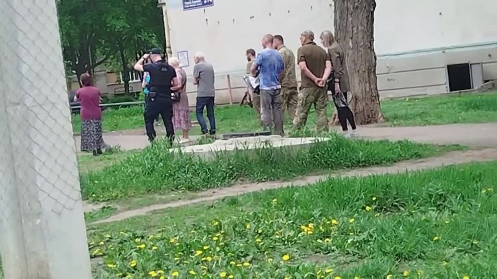 Харьков: толпа тцкшников и ментов пришла бусифицировать добычу; тот стал ругаться и материться, к нему на помощь прибежали соседи, из-за чего добыть нового наводчика на танк не получилось