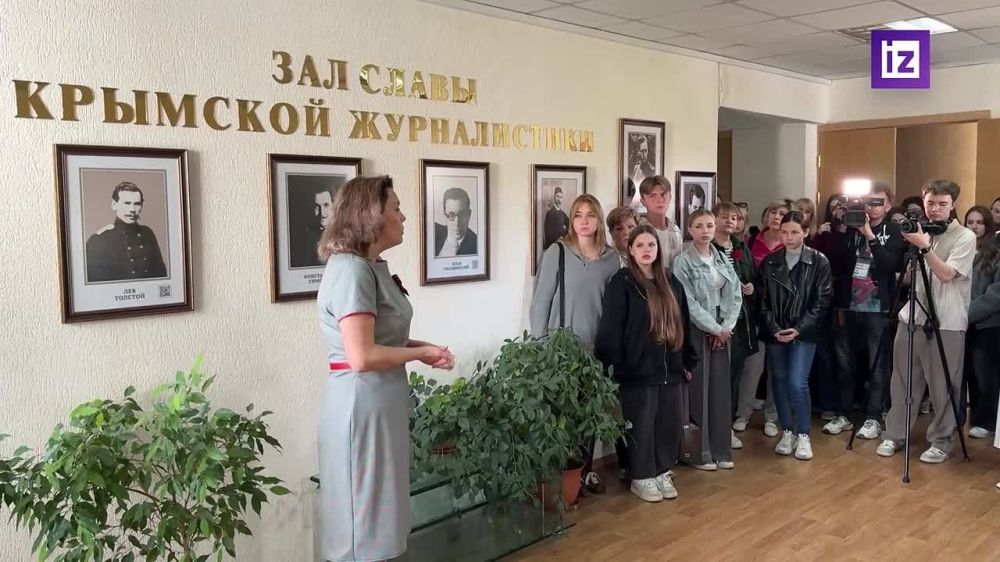 "Он очень многого добился в профессии": портрет погибшего военного корреспондента Александра Федорчака открыли в Зале славы крымской журналистики КФУ им. В.И. Вернадского