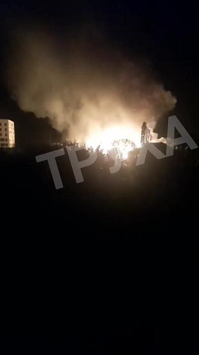 Ещё кадры из Харькова. На фоне пожара звук пикирования дрона на цель