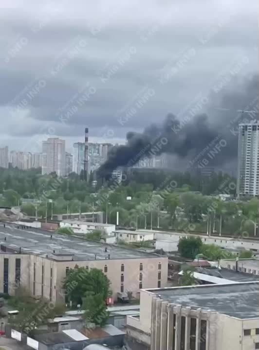 Мониторинговые службы сообщают, что Вооружённые силы РФ нанесли массированные удары по вражеским объектам в Киеве