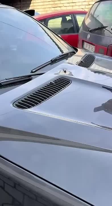 В Харькове пуля от пулемета мобильной группы ППО упала с неба (потому что не попавшие таки не исчезают вникуда, а потом падают, по сути, на головы и имущество жителей) и повредила автомобиль