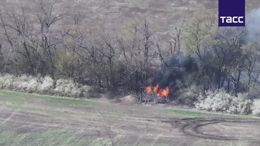 МО РФ опубликовало кадры уничтожения американской гаубицы M777 ВСУ расчетом FPV-дрона группировки войск "Запад" в зоне проведения спецоперации в Харьковской области