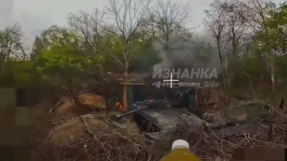 Уничтожение 122-мм самоходной гаубицы 2С1 "Гвоздика" ВСУ ударами FPV-дронов ВС РФ на Купянском направлении