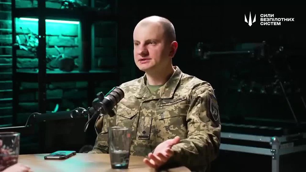 Студийный воин Карась, издевается над теми, кто любыми способами старается сбежать из страны и не отдавать свои жизни за подобное чмо: