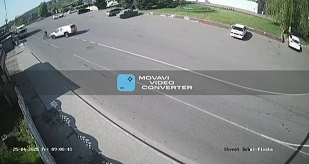 Велосипедиста пытаются сбить сразу две машины людоловов, чтобы потом его отволочь на верную гибель