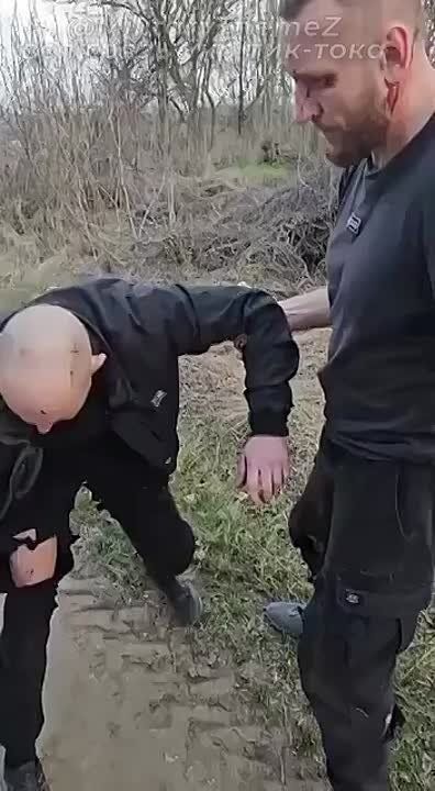 Простые украинские мужики радуются тому что смогли сбежать из концлагеря "Украина" живыми