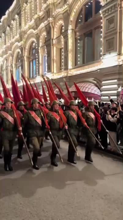 Наши воины идут маршем на репетицию парада Победы