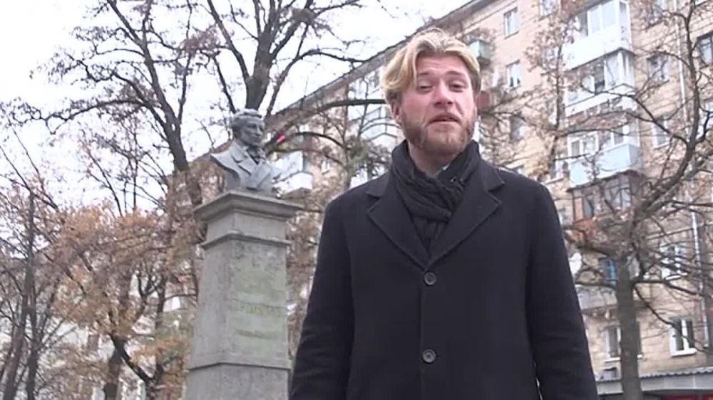 Площадь поэзии. Украинские нацисты демонтировали памятник Пушкину, установленный здесь еще в начале XIX века