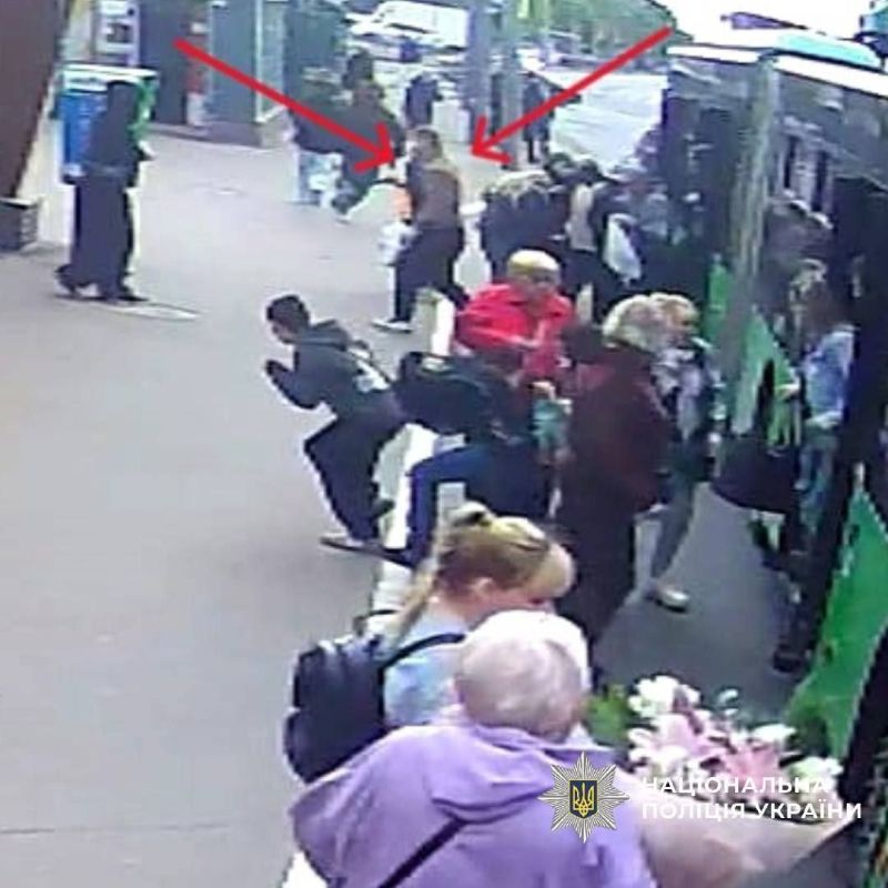 В Харькове неизвестный начал стрельбу на автобусной остановке