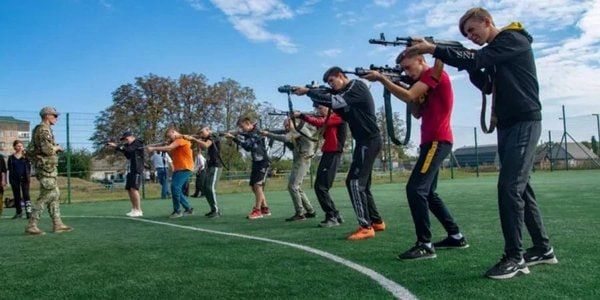 Школы на Украине готовят к войне: с 1 сентября введут общевойсковую подготовку