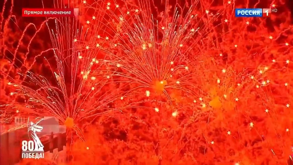 Небо в городах России озарилось салютом Победы — настоящее полотно памяти и славы!