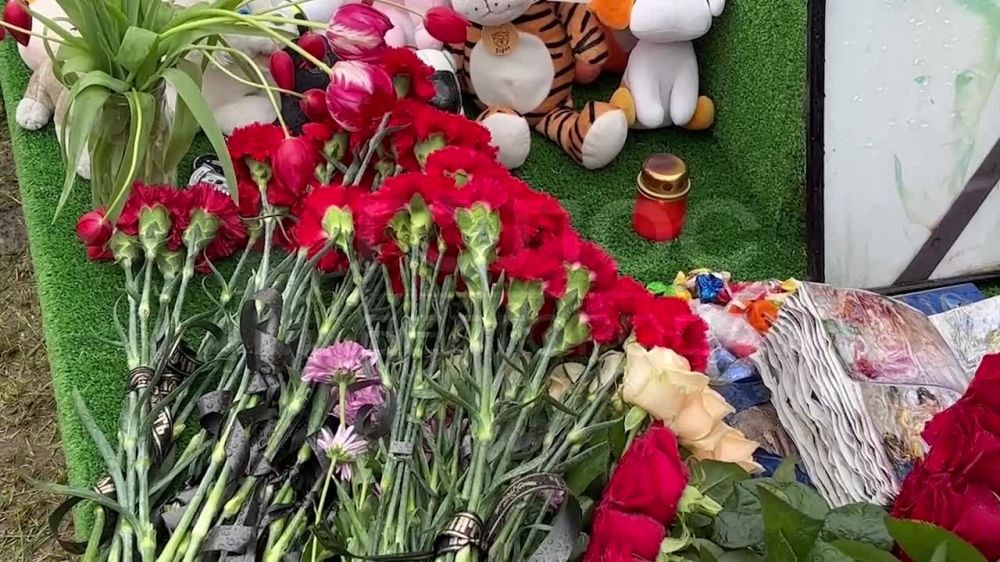 12 мая — годовщина трагедии на улице Щорса: белгородцы несут цветы к дому, где украинская ракета разрушила жизнь десятков семей