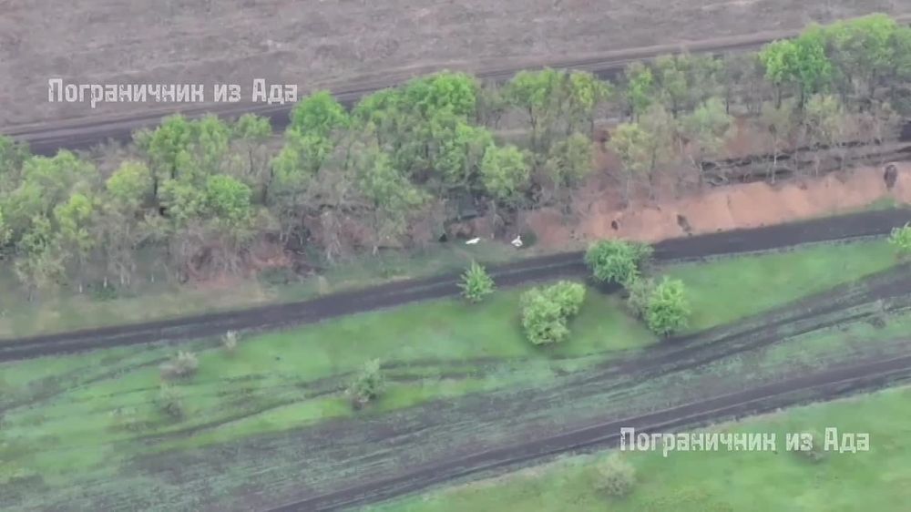 Потихонечку так долетел. Пограничник из Ада публикует кадры точного прилёта дрона самолётного типа по позиции ВСУ в районе н.п. Уды Харьковской области