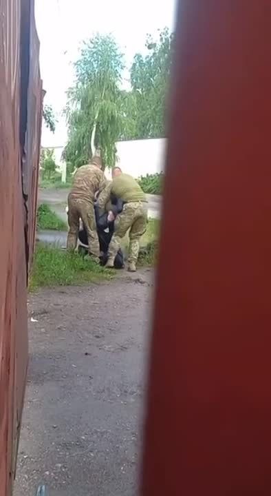 В Харькове сотрудникам ТЦК пришлось скрутить добровольца, который требовал отправить его на фронт и пытался проникнуть в бусик