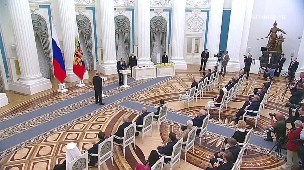 Владимир Путин вручил главе МИД РФ Сергею Лаврову высшую награду России — орден Святого Андрея Первозванного