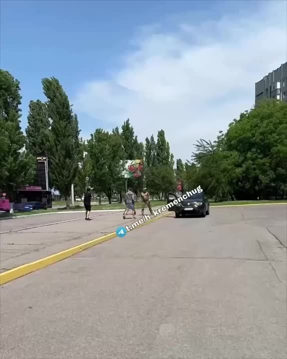 ТЦК начали бить толпой.. Таки настали времена, когда людям надоело быть подневольными рабами. В Кременчуге военкомы повалили велосипедиста, но к нему на помощь бросились другие мужики