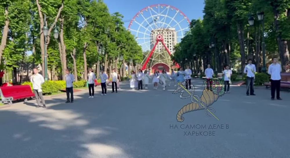 Обезумевшие харьковские власти выгоняют выпускников танцевать вальс на улицы