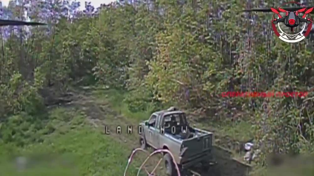 ФПВ дрон 6 армии уничтожил всушный пикап в районе н.п. Двуречанское Харьковской области