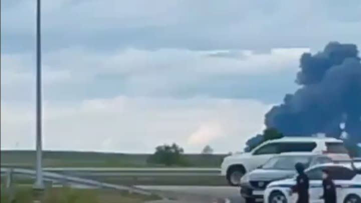 Спасибо, мужики!!. В Иркутской области обычные русские мужики, не задумываясь о риске, буквально голыми, сбивали вражеские дроны, которые вылетали из припаркованной фуры