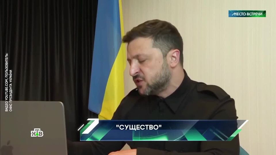 Журналистам федерального канала НТВ настолько осточертела наглая рожа Зеленского, что они решили его обозначить как «существо»)