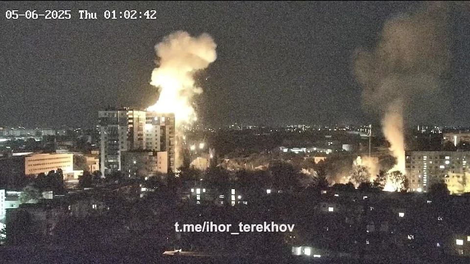 Ночные удары по Харькову.. Одна из сбитых "Гераней" попала в крышу многоэтажки. Обошлось без погибших