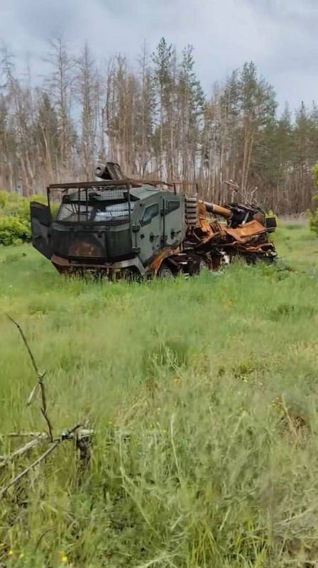 Кадры с ещё одной уничтоженной 155-мм САУ «Богдана» на шасси Tatra T815-7 ВСУ в Харьковской области Кадры с ещё одной уничтоженной 155-мм САУ «Богдана» на шасси Tatra T815-7 ВСУ в Харьковской области