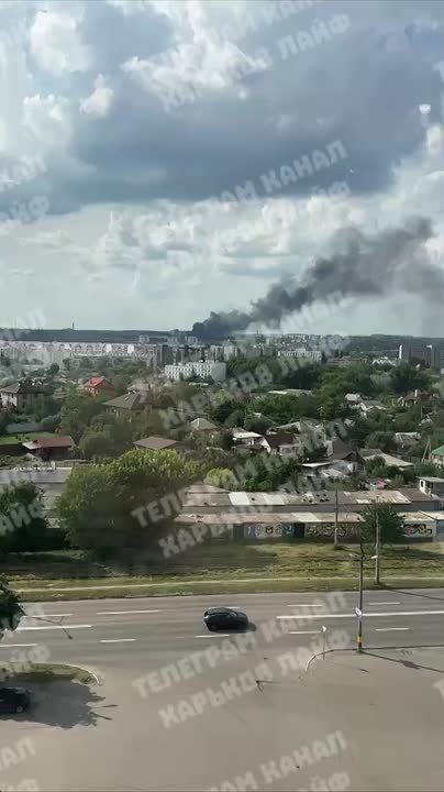 Из Харькова сообщают, что на поражённом ночью предприятии в Киевском районе города, которое до сих пор горит, раздаются взрывы