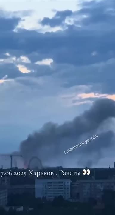 Владислав Шурыгин: Судя по этому видео можно сделать вывод, что как минимум 3 ракеты прилетели по территории Харьковского авиаремонтного завода