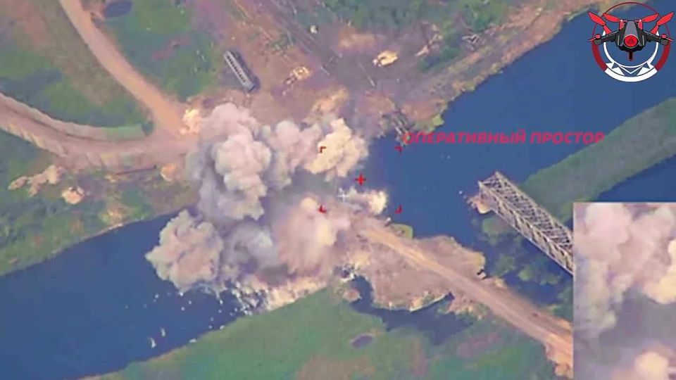 Российские войска ударом ФАБ-500 добили переправу ВСУ в районе Осиново на Харьковском направлении, по которой ранее наносились удары, сообщает Telegram-канал “Оперативный простор”