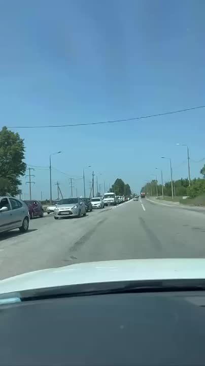 Харьковчане спасаются от жары на Безлюдовке