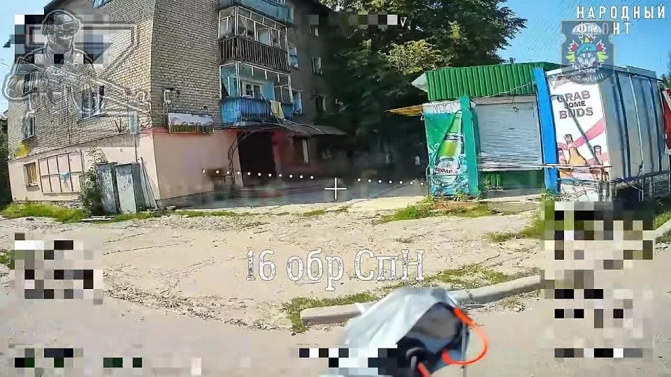 Поражение украинского автомобиля оптоволоконным FPV-дроном на улицах поселка Купянск-Узловой в Харьковской области