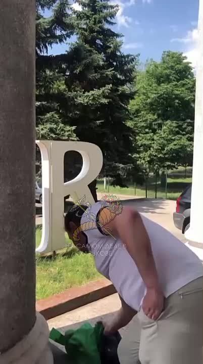 По мощам и елей. Ни капли не жаль чиновника, на которого напали два упыря в военной форме