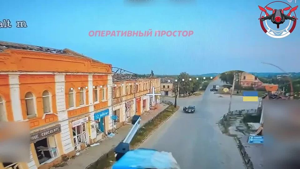 Купянск, центр города. ВС РФ уничтожили пикап ВСУ