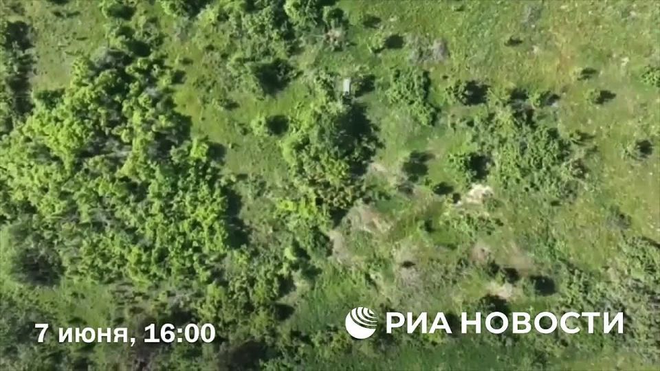 Разведчики 41-го мотострелкового полка 44-го армейского корпуса сбили тараном два дрона ВСУ в Харьковской области, причем в обоих случаях российские дроны вернулись на базу, рассказал РИА Новости разведчик с позывным "Добрый"