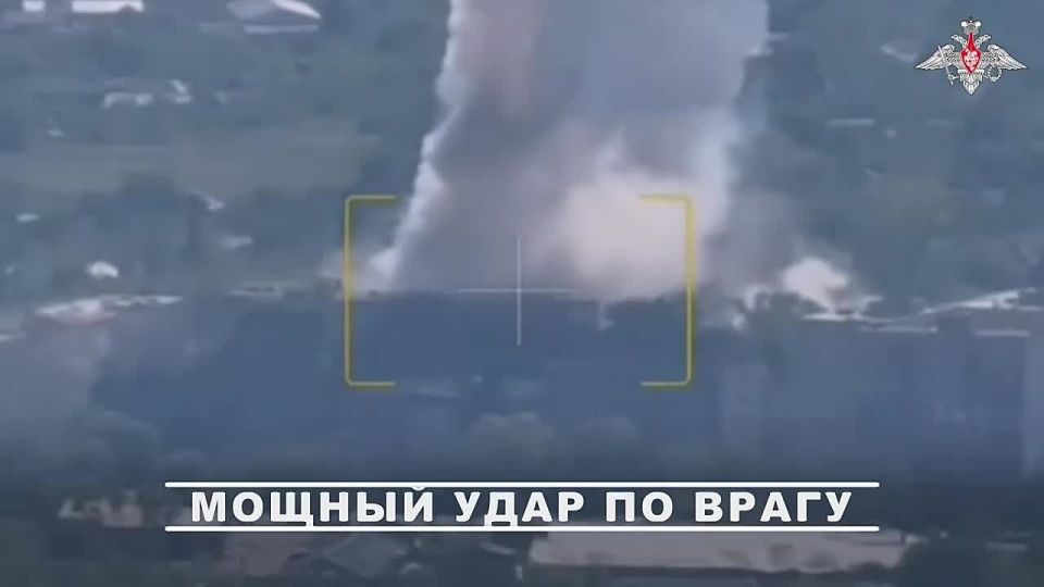 Кадры объективного контроля нанесения авиационного удара экипажем самолета Су-34 истребительно-бомбардировочной авиации ВКС России по пункту временной дислокации 114-й отдельной бригады территориальной обороны ВСУ в Купянске