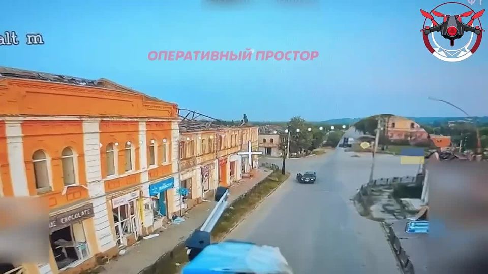 Поражение пикапа ВСУ российским FPV-дроном прямо в центре Купянска
