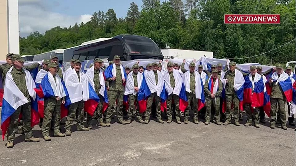 "Россия!" — такими возгласами встречают родину наши военные, вышедшие из украинского плена