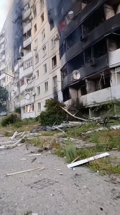 Купянск со стороны противника 12.06.2025. Дом 6 по ул. Коммунистическая горит со вчерашнего дня