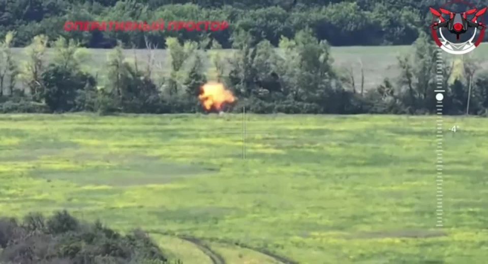 Украинский танк Т-64БВ укрытый в лесопосадке погорел от метких ударов fpv-дронами в районе села Васильцовка что в 20 км к северу от Купянска