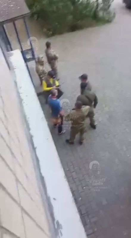 Ну что? Первые пошли?. В Кривом Роге 15 ТЦКашников пакуют двух дедушек 60-70 лет