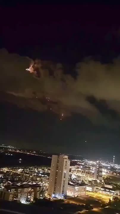 Много иранских ракет попадают по целям в Тель-Авиве